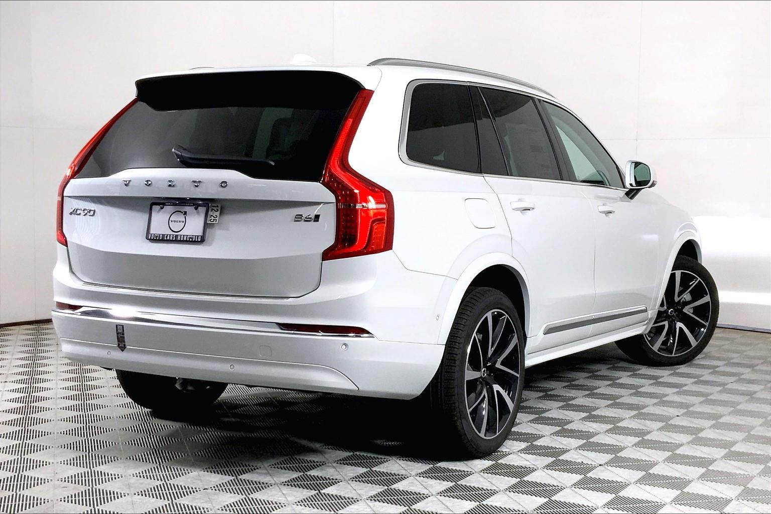 2023 Volvo XC90 AWD Plus photo 2