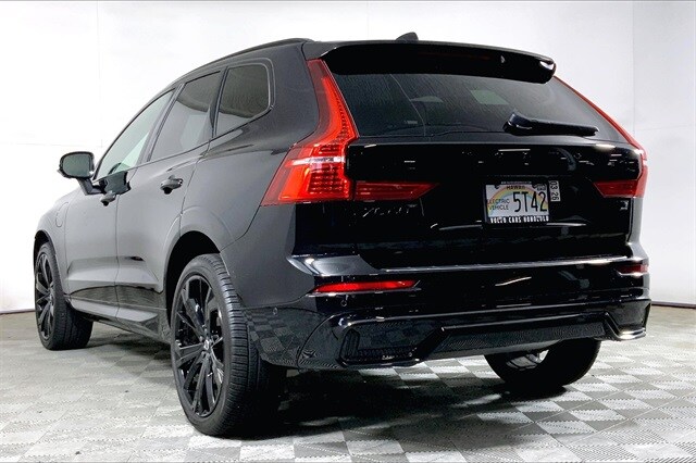 2022 Volvo XC60 B5 Momentum photo 3