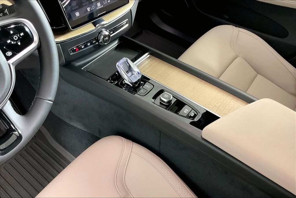2026 Volvo XC60 Plus - Photo 6