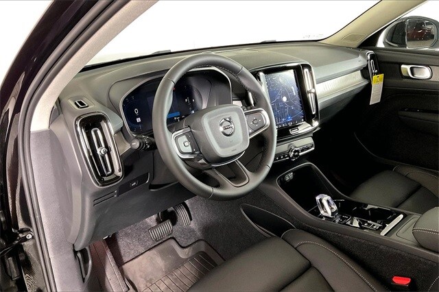 2025 Volvo XC40 Plus photo 3