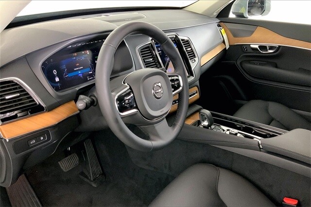 2025 Volvo XC90 T8 Plus photo 4