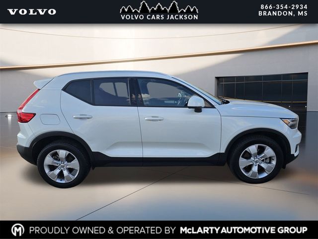 2022 Volvo XC40 T5 AWD Momentum photo 2