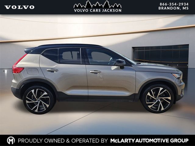 2022 Volvo XC40 T5 AWD R-Design photo 3