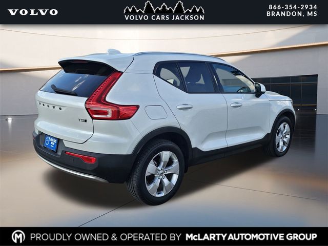 2022 Volvo XC40 T5 AWD Momentum photo 3