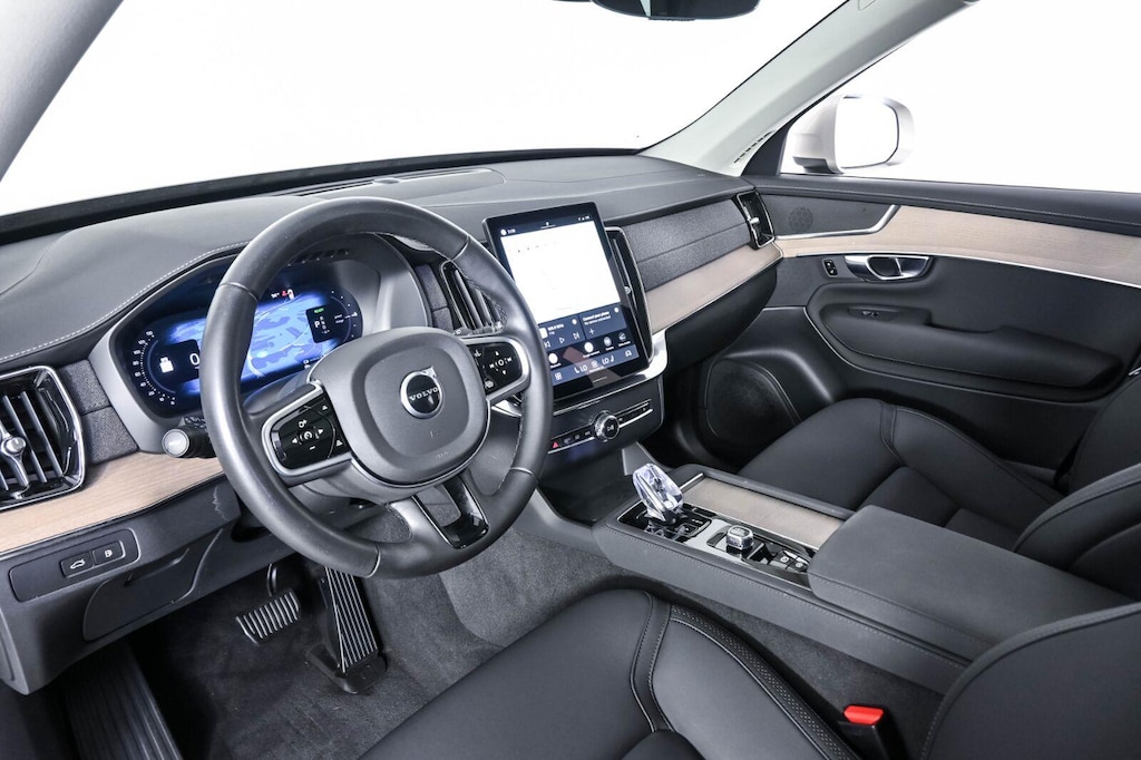 Certified 2025 Volvo XC90 plug-in hybrid T8 (2025.5) Core 7-Seater SUV