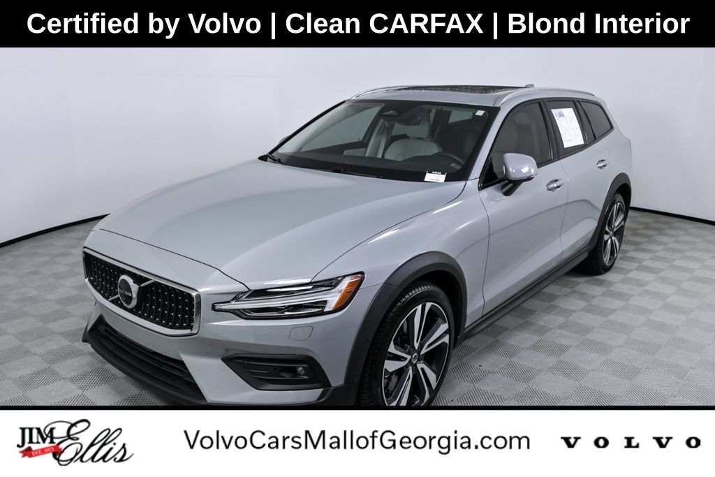 2025 Volvo V60 Cross Country Plus's photo
