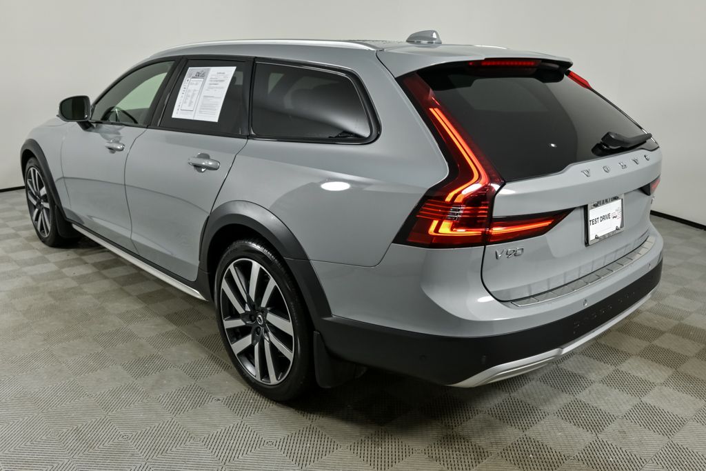 2024 Volvo V90 Cross Country B6 Ultimate photo 3