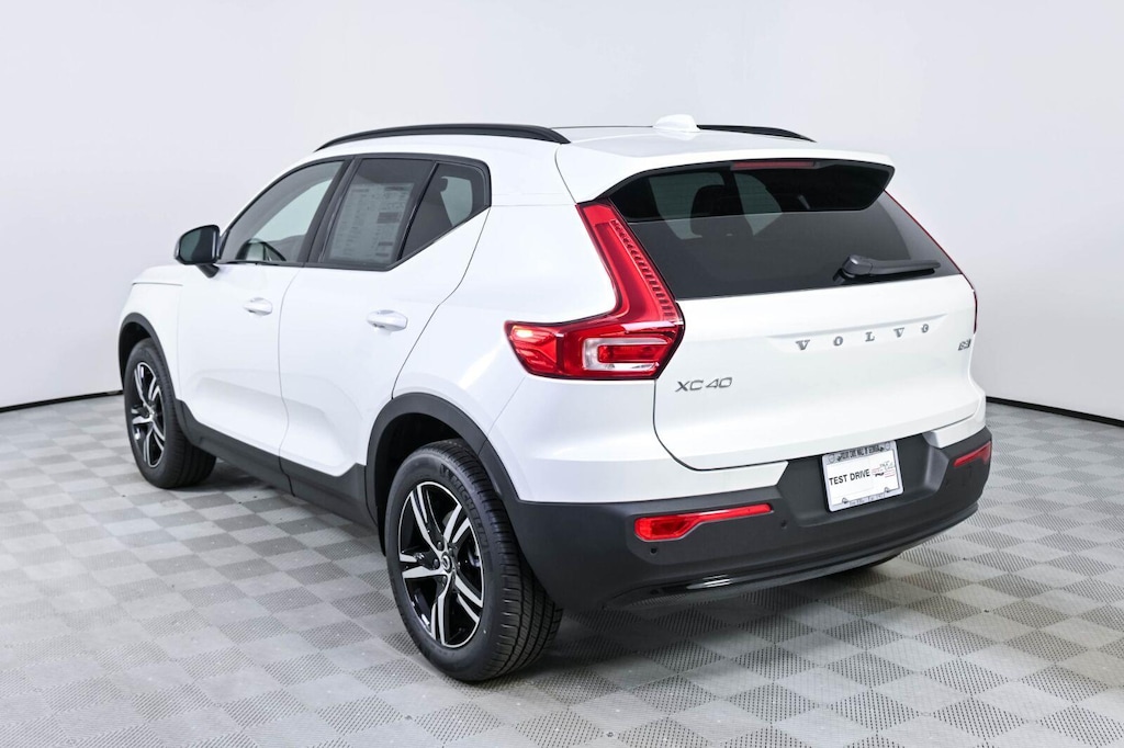 New 2026 Volvo XC40 B5 Core SUV