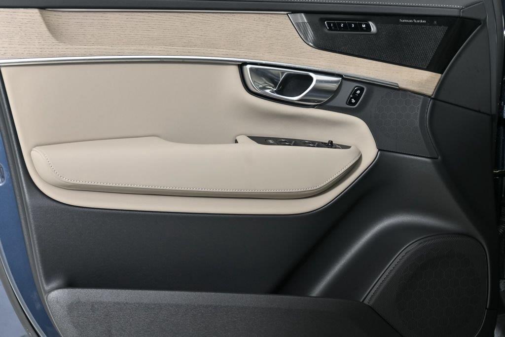 2026 Volvo XC90 Plus - Photo 8