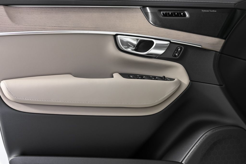2026 Volvo XC90 Plus - Photo 6