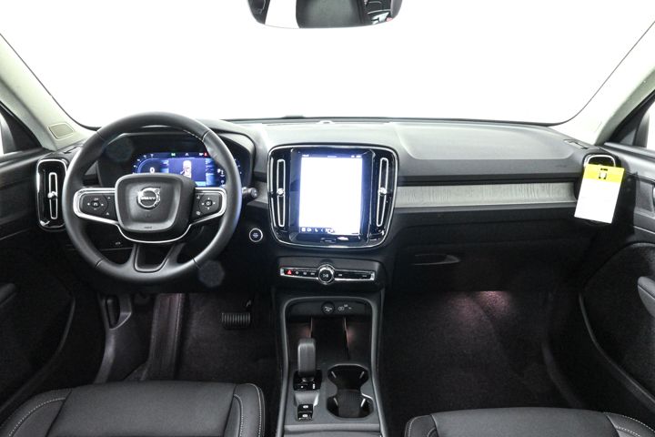 2025 Volvo XC40 Core photo 2