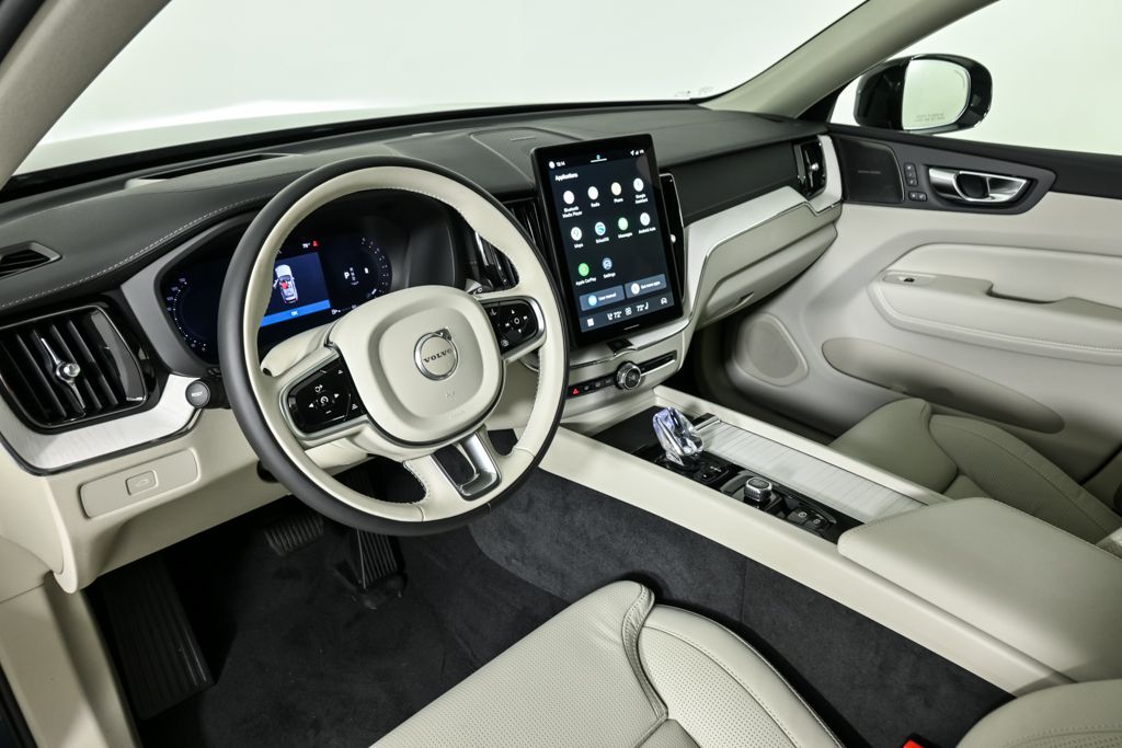 2026 Volvo XC60 B5 photo 4