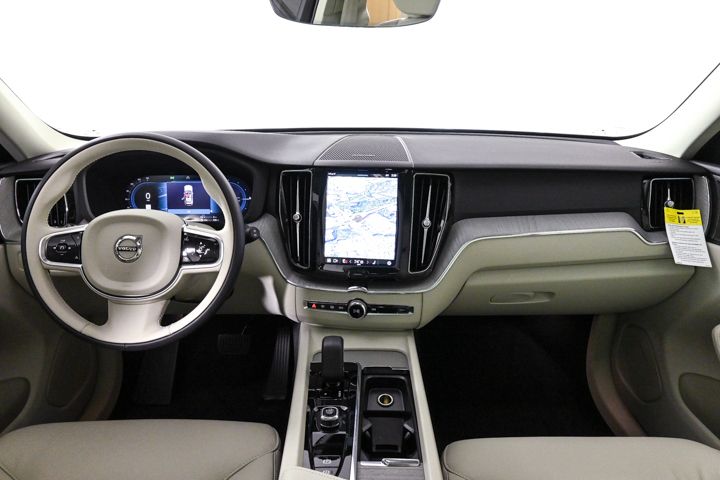2025 Volvo XC60 T8 Plus photo 2