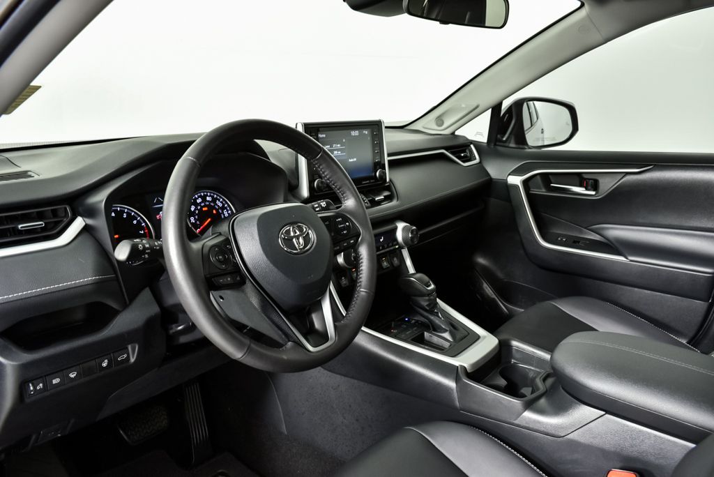 2021 Toyota RAV4 XLE Premium photo 4