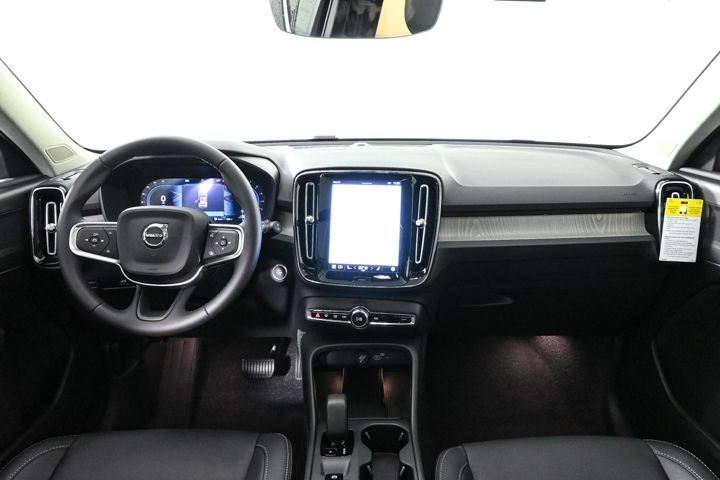 2025 Volvo XC40 Core photo 2