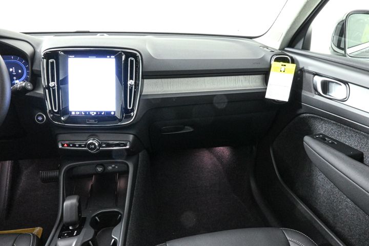2025 Volvo XC40 Core photo 4