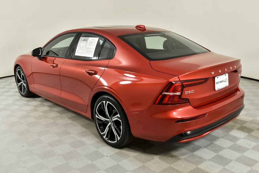 2024 Volvo S60 B5 Ultimate photo 3