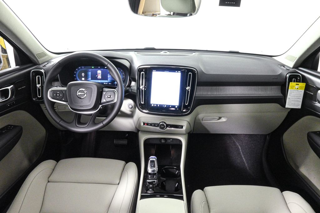 2025 Volvo XC40 photo 2