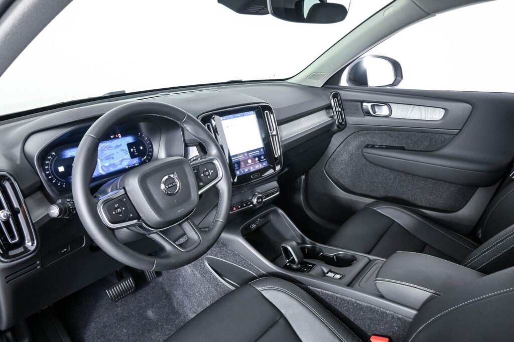 New 2026 Volvo XC40 B5 Core SUV