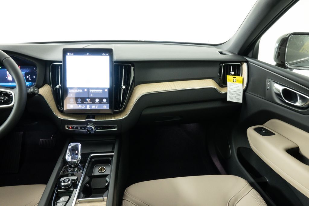2026 Volvo XC60 B5 Core photo 4