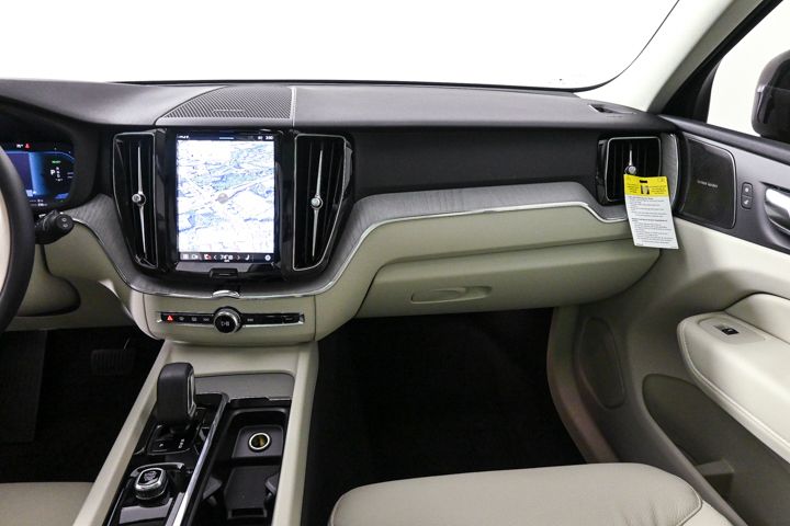 2025 Volvo XC60 T8 Plus photo 4