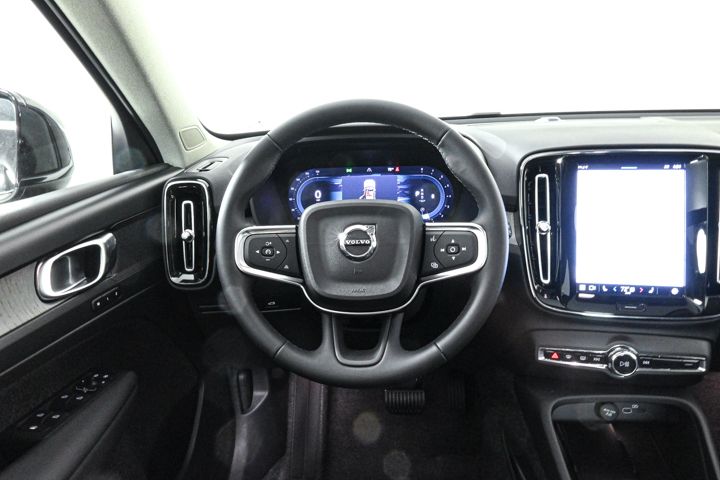 2025 Volvo XC40 Core photo 3