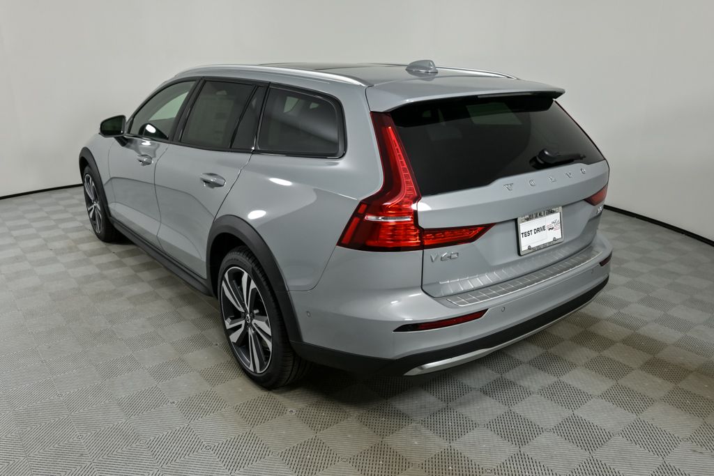 2026 Volvo V60 Cross Country B5 Plus photo 3