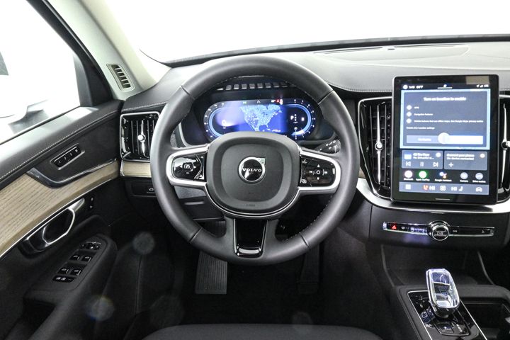 2025 Volvo XC90 B5 Core photo 3