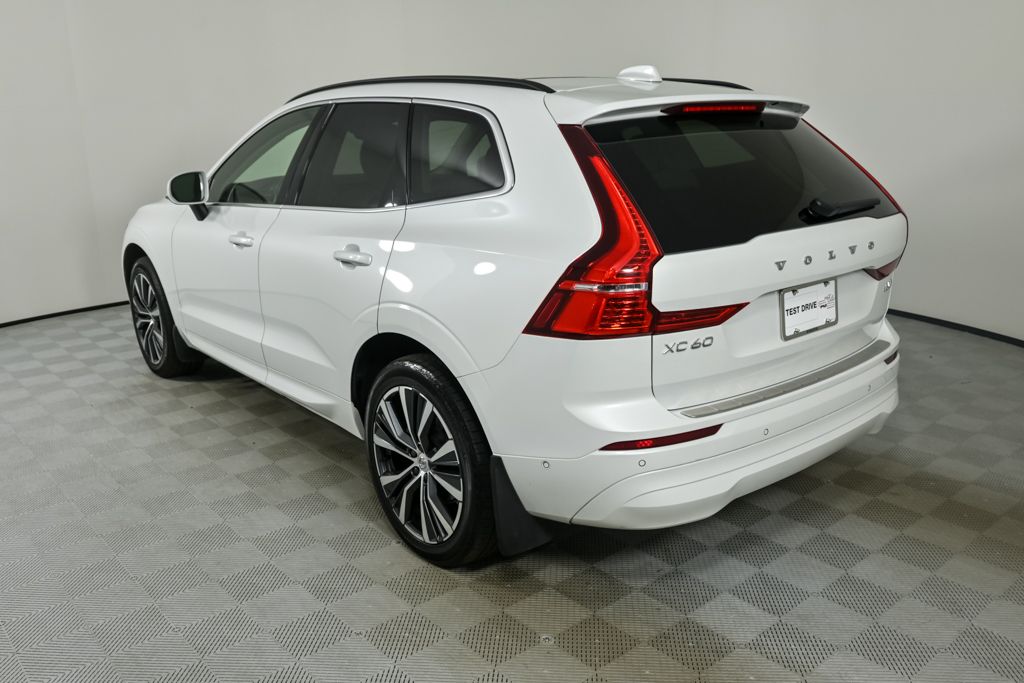 2022 Volvo XC60 B5 Momentum photo 2