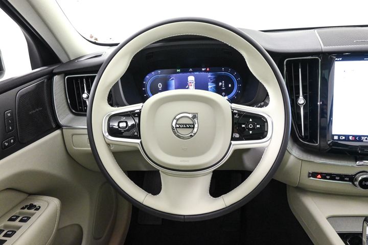 2025 Volvo XC60 B5 Plus photo 2