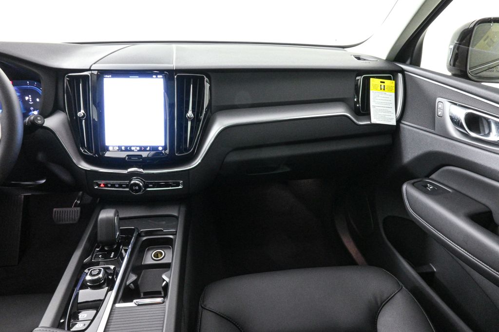 2025 Volvo XC60 B5 Core photo 4
