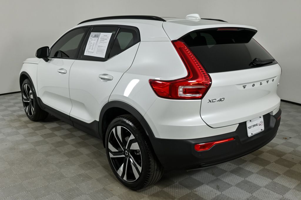 2024 Volvo XC40 Plus photo 3