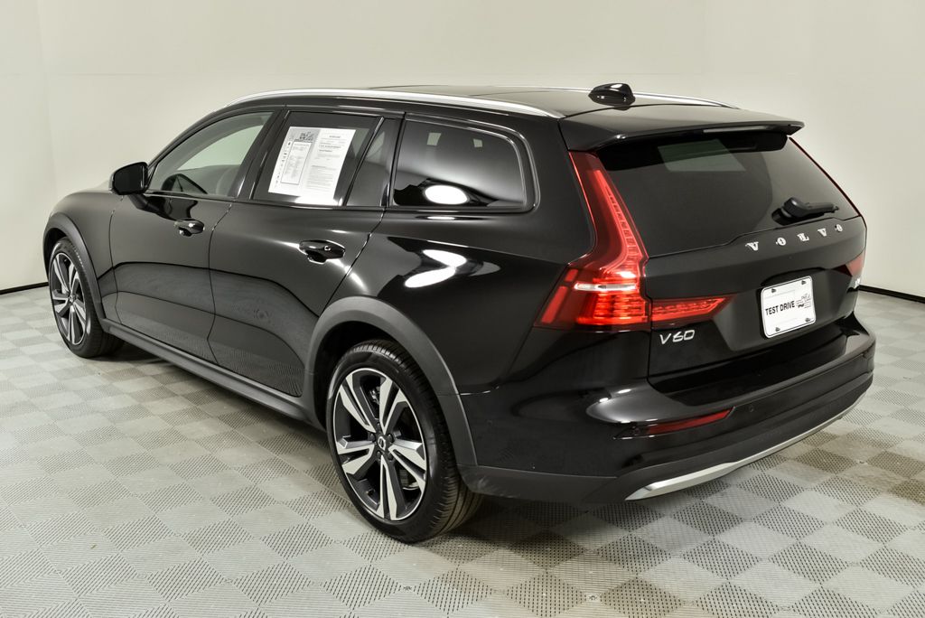 2025 Volvo V60 Cross Country B5 Plus photo 3