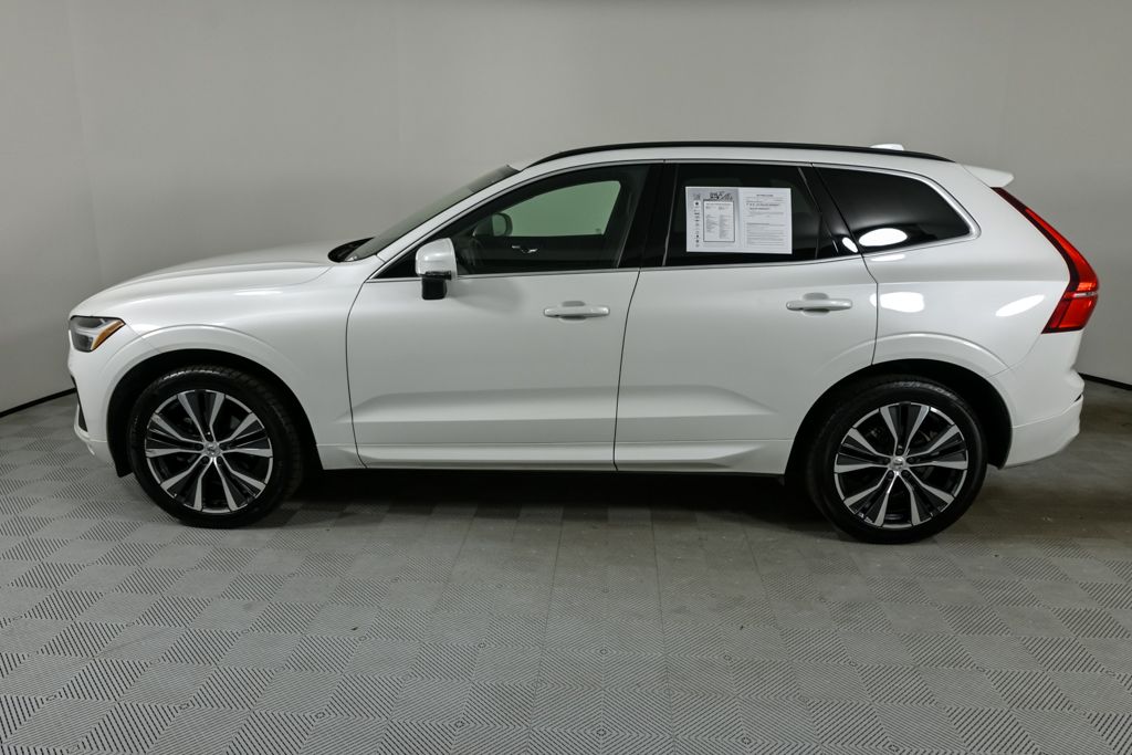 2022 Volvo XC60 B5 Momentum photo 3