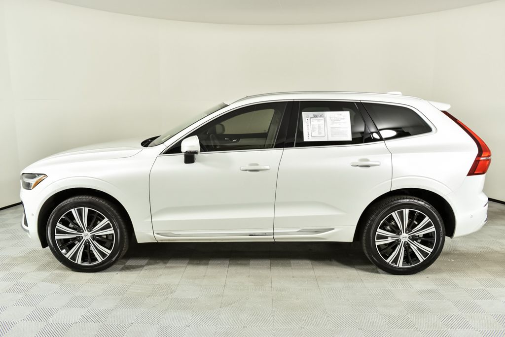2023 Volvo XC60 B5 Plus photo 2