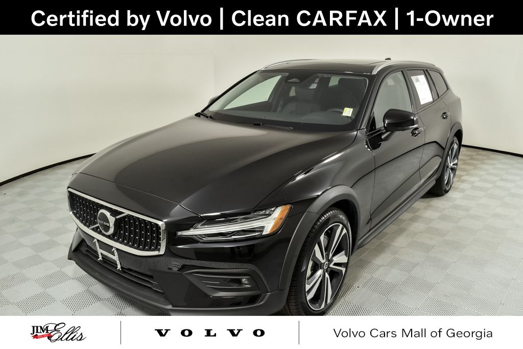 2025 Volvo V60 Cross Country Plus's photo