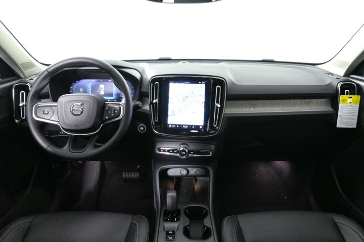 2025 Volvo XC40 Core photo 2