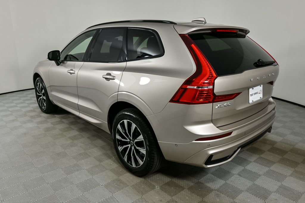 2025 Volvo XC60 B5 Plus photo 3