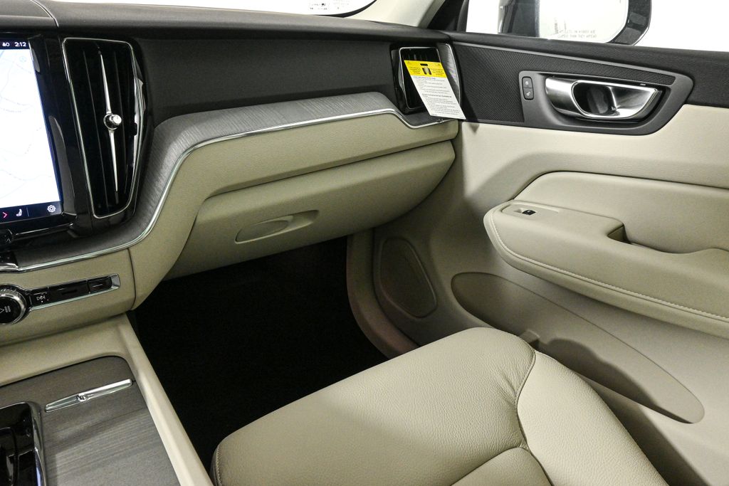 2026 Volvo XC60 B5 photo 4