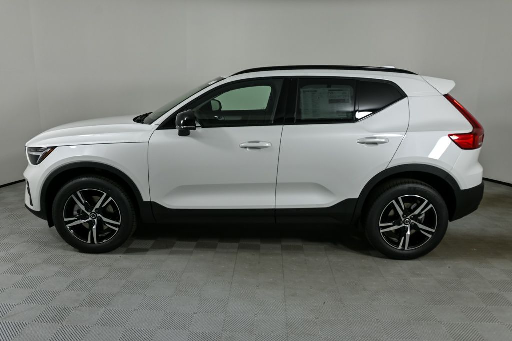 2026 Volvo XC40 Core photo 2