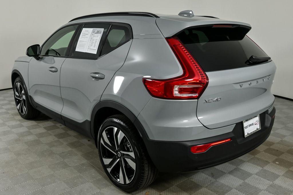 2025 Volvo XC40 Plus photo 3