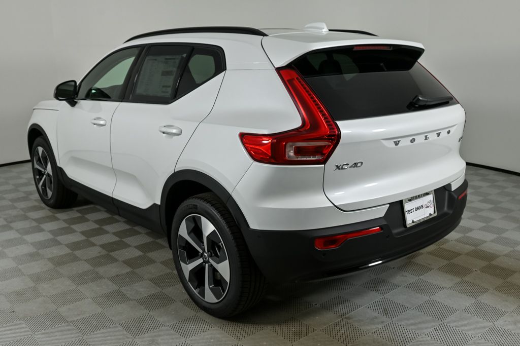 2026 Volvo XC40 Plus photo 3