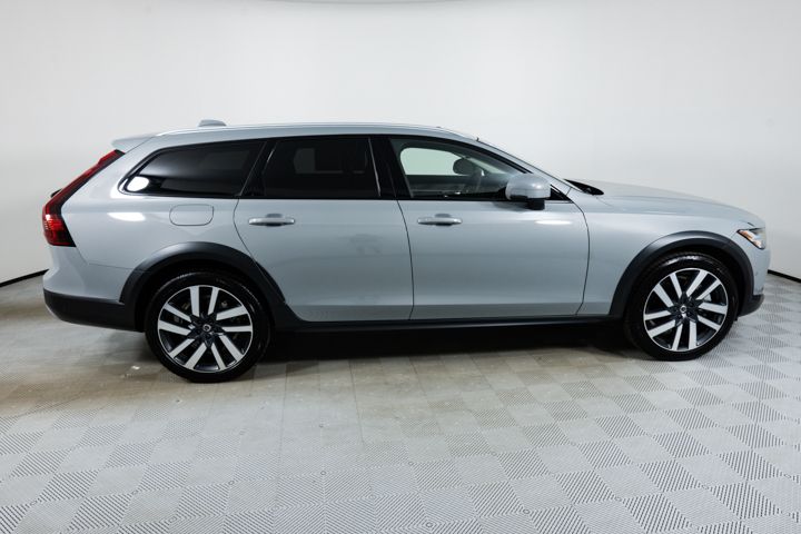 2025 Volvo V90 Cross Country B6 Plus photo 2