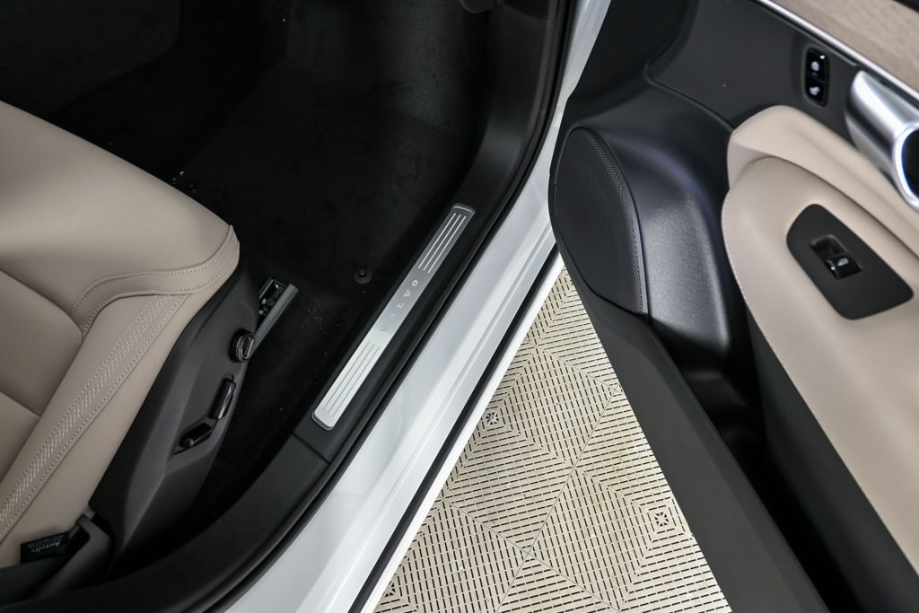 2026 Volvo XC90 Plus - Photo 26