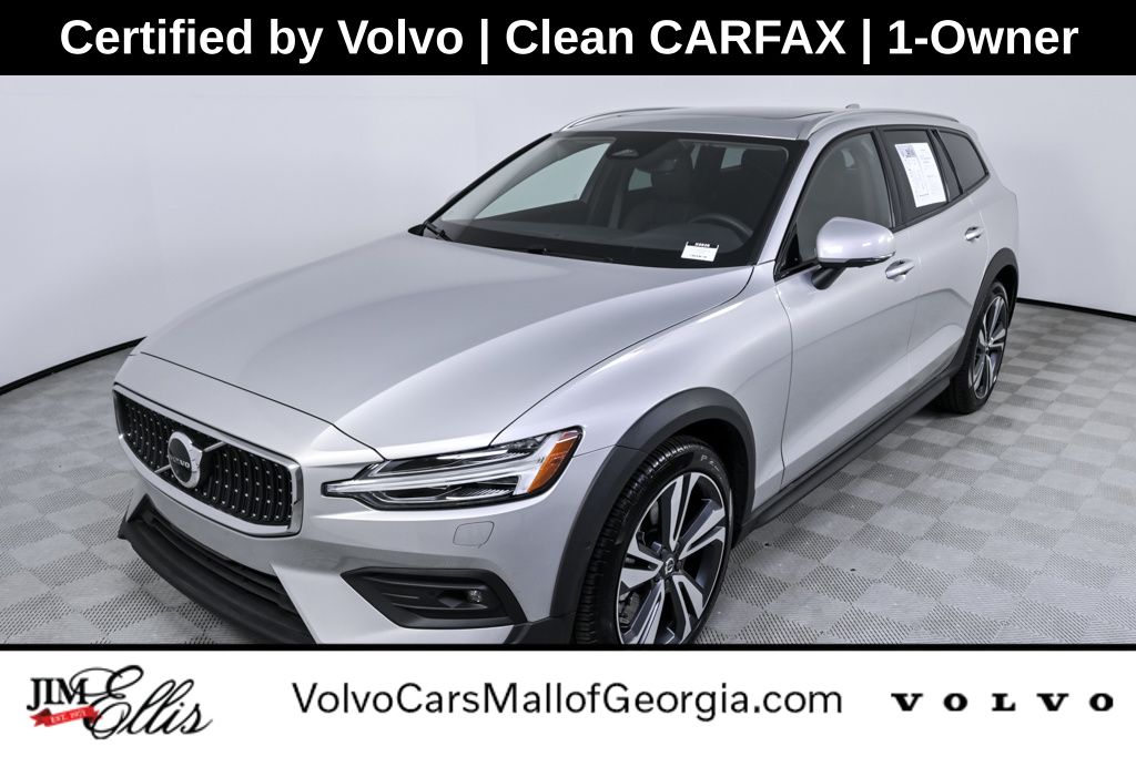 2025 Volvo V60 Cross Country Plus's photo