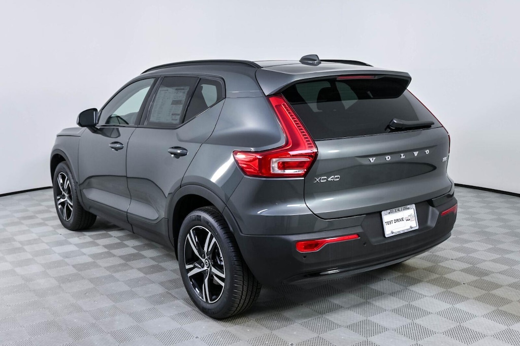 New 2026 Volvo XC40 B5 Core SUV