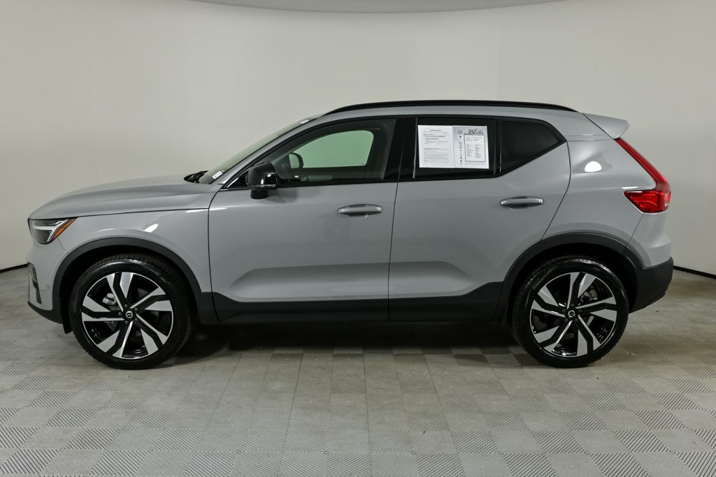 2025 Volvo XC40 Plus photo 2
