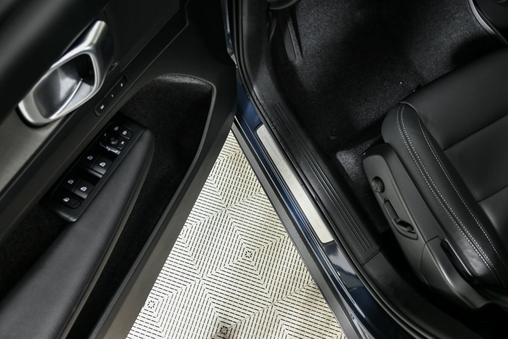 2026 Volvo XC40 Core - Photo 9