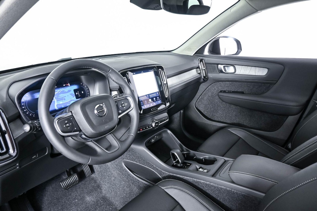 New 2026 Volvo XC40 B5 Core SUV