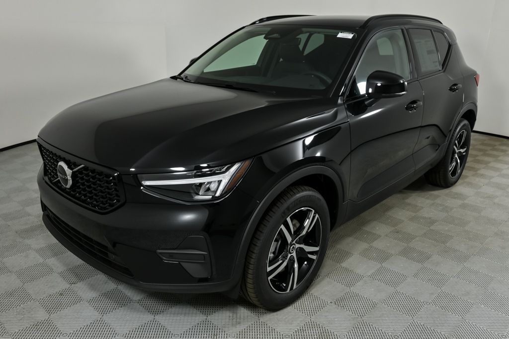 2026 Volvo XC40 Core's photo